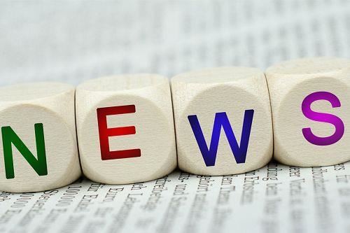 Trojuholníková motyka je dobrým pomocníkom pri okopávaní malých rastlín vonku