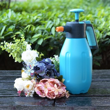 Udržujte moju záhradu hydratovanú: Deň s mojou dôveryhodnou kanvou