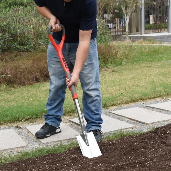 Nerez vs. uhlík: Výber záhradného náradia